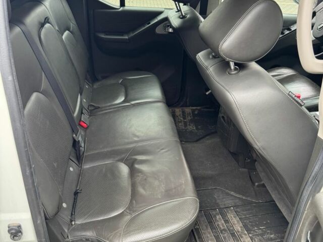 Белый Ниссан Навара, объемом двигателя 2.5 л и пробегом 212 тыс. км за 5800 $, фото 5 на Automoto.ua