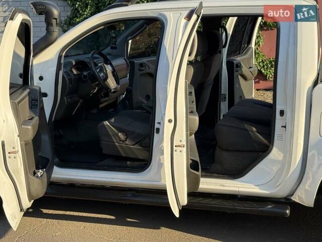 Білий Ніссан Навара, об'ємом двигуна 2.49 л та пробігом 201 тис. км за 14300 $, фото 18 на Automoto.ua