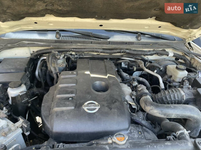 Ниссан Навара 2012 в Львове на Automoto.ua Белый Ниссан Навара, объемом двигателя 2.5 л и пробегом 212 тыс. км за 16000 $, фото 4 на Automoto.ua