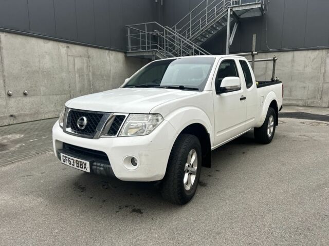 Белый Ниссан Навара, объемом двигателя 2.5 л и пробегом 250 тыс. км за 6500 $, фото 1 на Automoto.ua