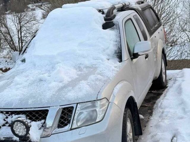 Білий Ніссан Навара, об'ємом двигуна 2.5 л та пробігом 200 тис. км за 6000 $, фото 4 на Automoto.ua