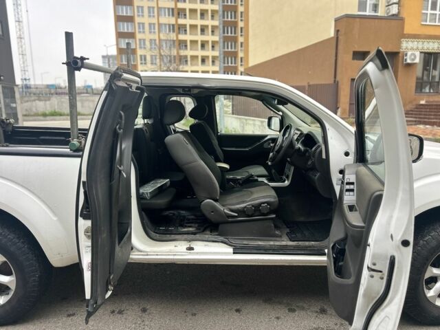 Белый Ниссан Навара, объемом двигателя 2.5 л и пробегом 250 тыс. км за 6500 $, фото 9 на Automoto.ua