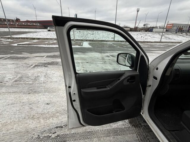 Білий Ніссан Навара, об'ємом двигуна 2.5 л та пробігом 170 тис. км за 4500 $, фото 16 на Automoto.ua
