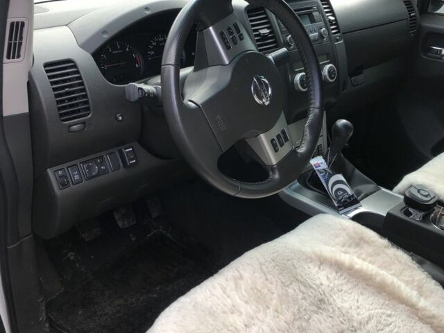 Белый Ниссан Навара, объемом двигателя 2.5 л и пробегом 210 тыс. км за 20500 $, фото 3 на Automoto.ua