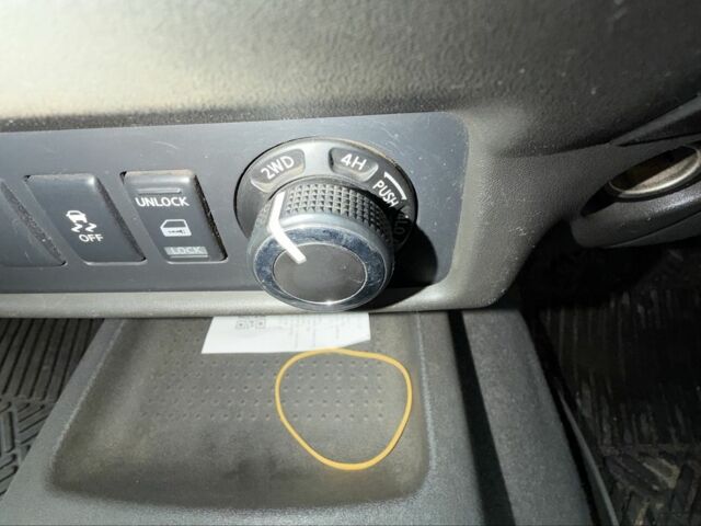 Білий Ніссан Навара, об'ємом двигуна 2.5 л та пробігом 170 тис. км за 4500 $, фото 19 на Automoto.ua