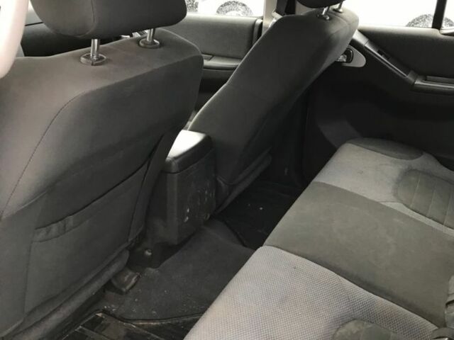 Белый Ниссан Навара, объемом двигателя 2.5 л и пробегом 242 тыс. км за 5500 $, фото 8 на Automoto.ua