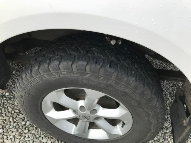 Белый Ниссан Навара, объемом двигателя 2.5 л и пробегом 242 тыс. км за 5500 $, фото 9 на Automoto.ua