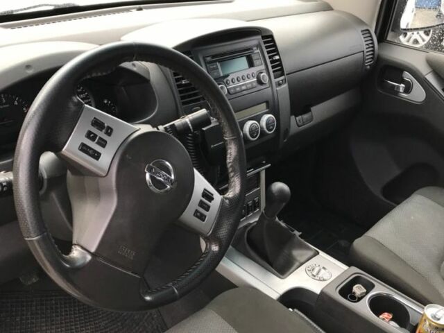Белый Ниссан Навара, объемом двигателя 2.5 л и пробегом 242 тыс. км за 5500 $, фото 7 на Automoto.ua