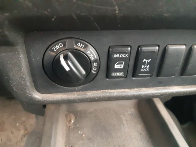 Бежевый Ниссан Навара, объемом двигателя 0 л и пробегом 190 тыс. км за 5999 $, фото 7 на Automoto.ua