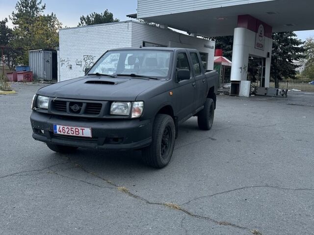 Чорний Ніссан Навара, об'ємом двигуна 2.5 л та пробігом 333 тис. км за 4200 $, фото 2 на Automoto.ua