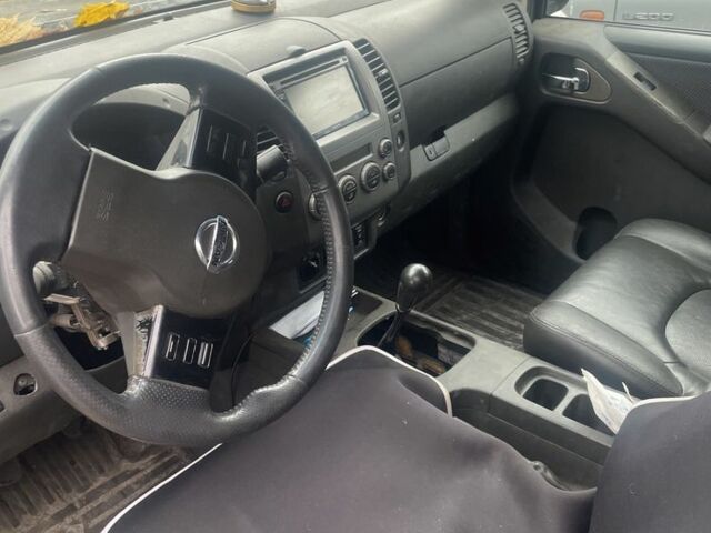 Черный Ниссан Навара, объемом двигателя 2.5 л и пробегом 200 тыс. км за 4000 $, фото 4 на Automoto.ua