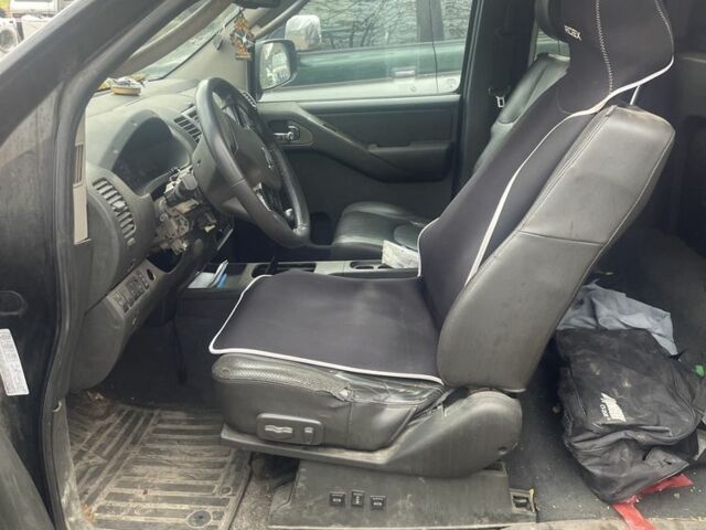 Черный Ниссан Навара, объемом двигателя 2.5 л и пробегом 200 тыс. км за 4000 $, фото 5 на Automoto.ua