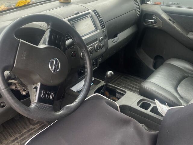 Черный Ниссан Навара, объемом двигателя 2.5 л и пробегом 200 тыс. км за 4000 $, фото 7 на Automoto.ua