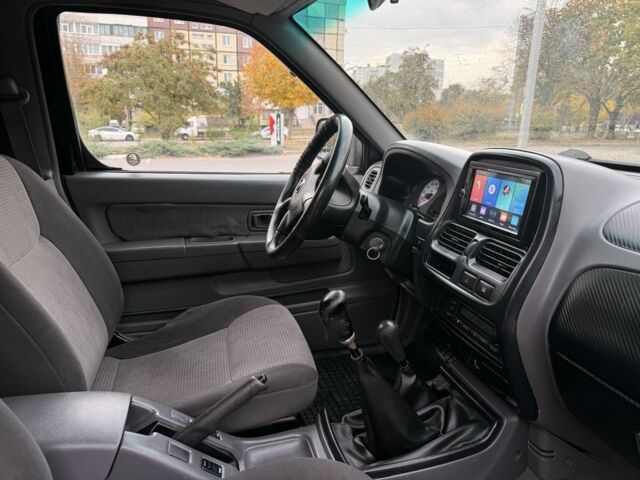 Черный Ниссан Навара, объемом двигателя 2.5 л и пробегом 200 тыс. км за 4750 $, фото 12 на Automoto.ua