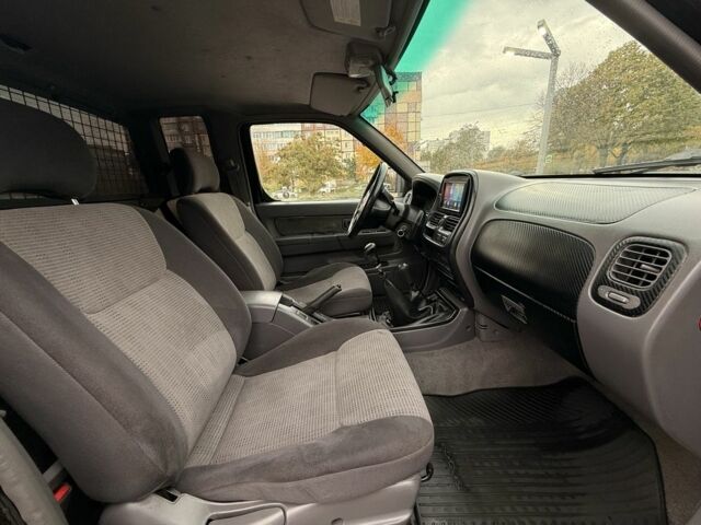 Черный Ниссан Навара, объемом двигателя 2.5 л и пробегом 200 тыс. км за 4750 $, фото 10 на Automoto.ua