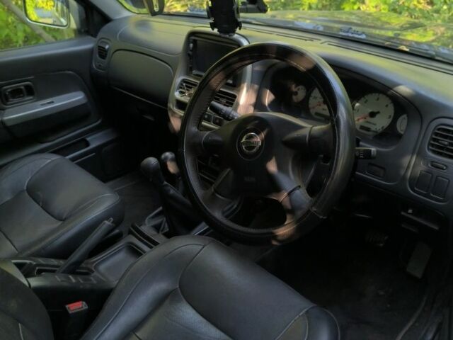 Черный Ниссан Навара, объемом двигателя 2.5 л и пробегом 140 тыс. км за 5013 $, фото 1 на Automoto.ua