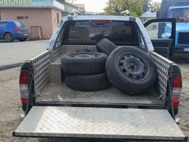 Черный Ниссан Навара, объемом двигателя 2.5 л и пробегом 100 тыс. км за 5300 $, фото 14 на Automoto.ua