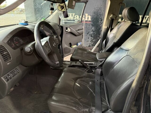 Черный Ниссан Навара, объемом двигателя 2.5 л и пробегом 325 тыс. км за 6000 $, фото 6 на Automoto.ua