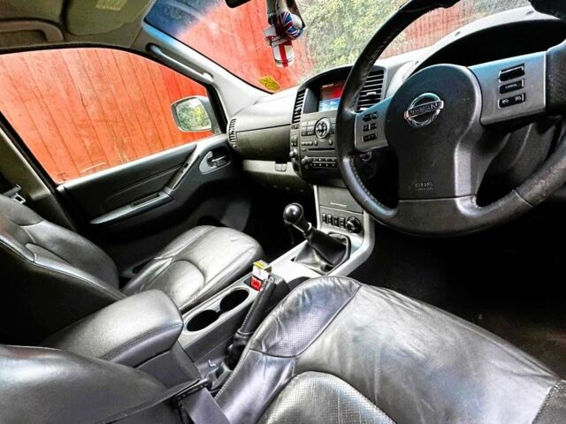 Черный Ниссан Навара, объемом двигателя 2.5 л и пробегом 170 тыс. км за 4900 $, фото 5 на Automoto.ua