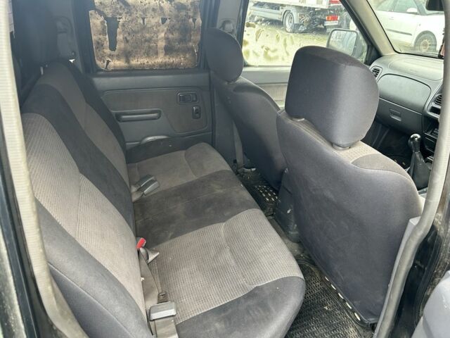 Черный Ниссан Навара, объемом двигателя 2.5 л и пробегом 220 тыс. км за 4250 $, фото 9 на Automoto.ua