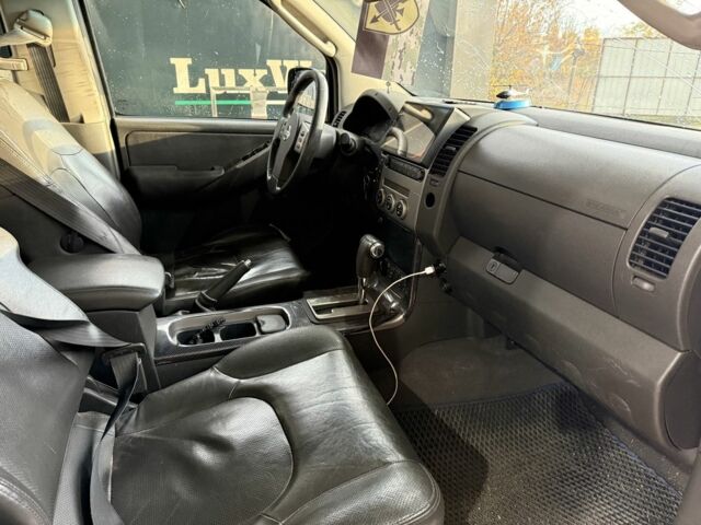 Черный Ниссан Навара, объемом двигателя 2.5 л и пробегом 325 тыс. км за 6000 $, фото 4 на Automoto.ua