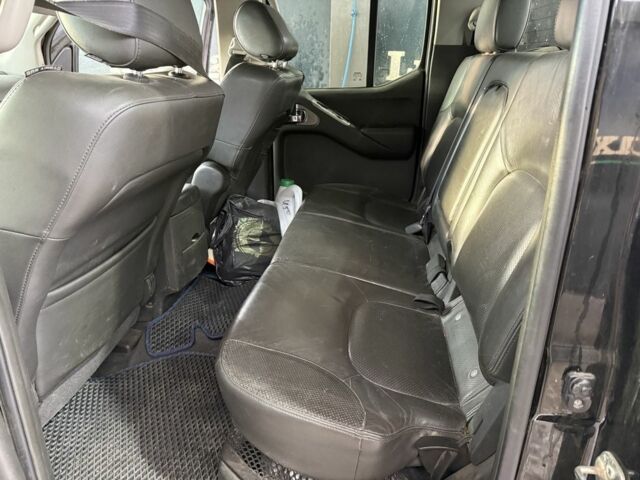 Черный Ниссан Навара, объемом двигателя 2.5 л и пробегом 325 тыс. км за 6000 $, фото 5 на Automoto.ua