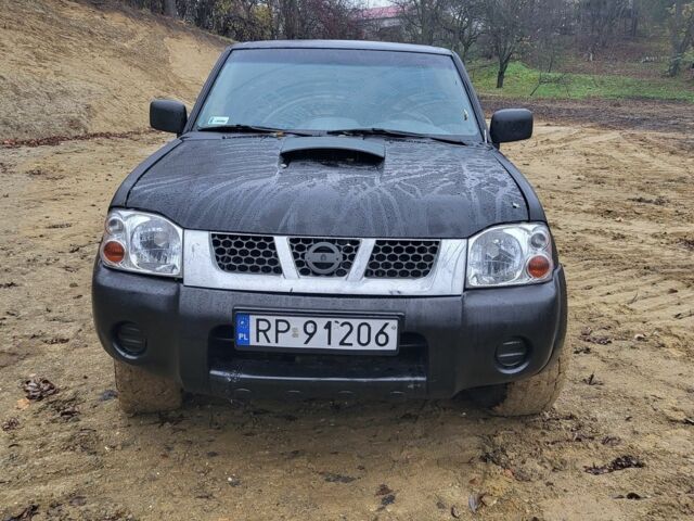Чорний Ніссан Навара, об'ємом двигуна 2.5 л та пробігом 256 тис. км за 2800 $, фото 1 на Automoto.ua