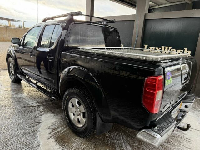 Черный Ниссан Навара, объемом двигателя 2.5 л и пробегом 325 тыс. км за 6000 $, фото 1 на Automoto.ua