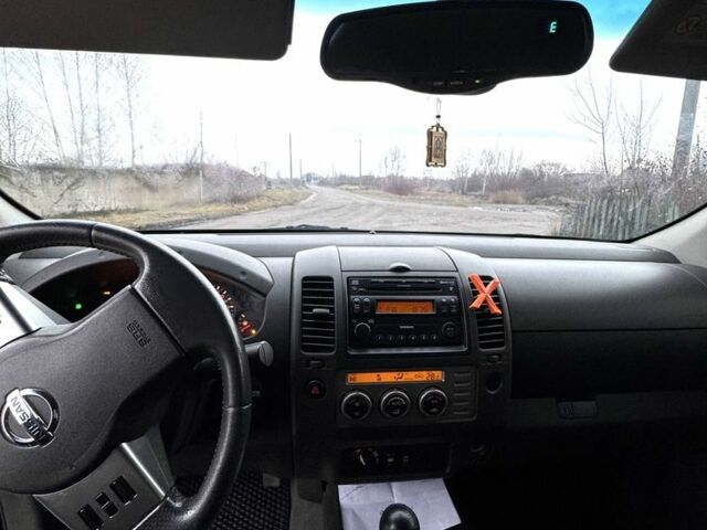Черный Ниссан Навара, объемом двигателя 2.5 л и пробегом 330 тыс. км за 11999 $, фото 4 на Automoto.ua