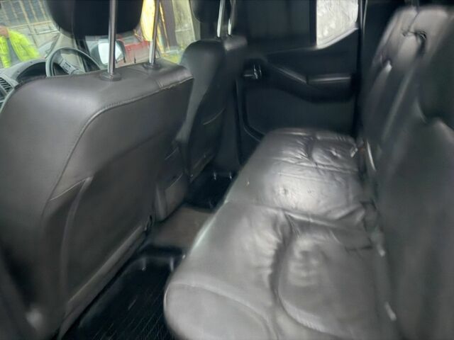 Черный Ниссан Навара, объемом двигателя 2.5 л и пробегом 210 тыс. км за 4000 $, фото 8 на Automoto.ua