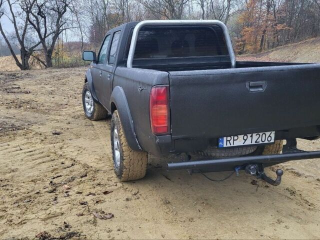 Черный Ниссан Навара, объемом двигателя 2.5 л и пробегом 218 тыс. км за 2600 $, фото 3 на Automoto.ua