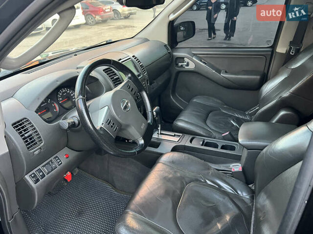 Чорний Ніссан Навара, об'ємом двигуна 2.49 л та пробігом 275 тис. км за 12500 $, фото 5 на Automoto.ua