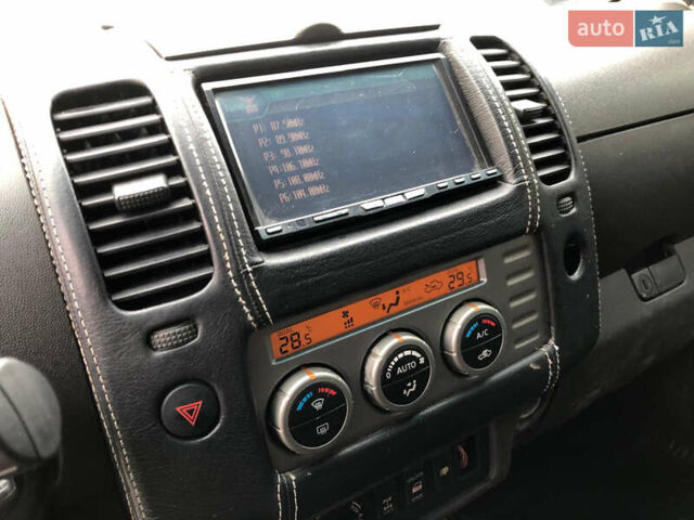 Черный Ниссан Навара, объемом двигателя 2.49 л и пробегом 200 тыс. км за 10000 $, фото 49 на Automoto.ua