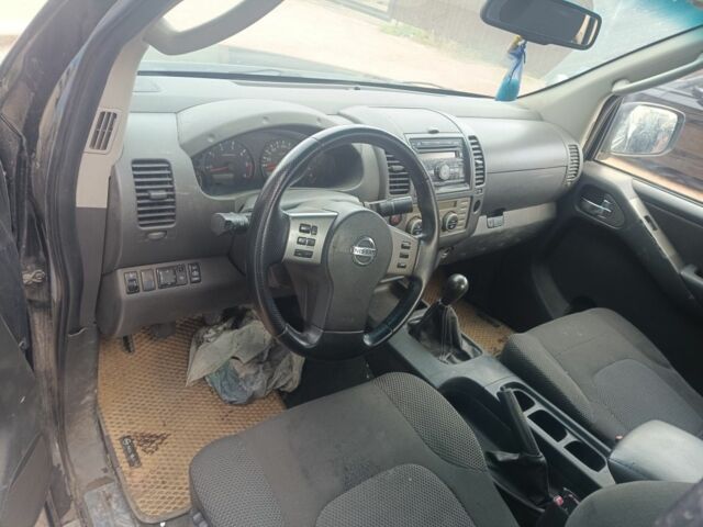 Черный Ниссан Навара, объемом двигателя 2.5 л и пробегом 300 тыс. км за 2800 $, фото 6 на Automoto.ua