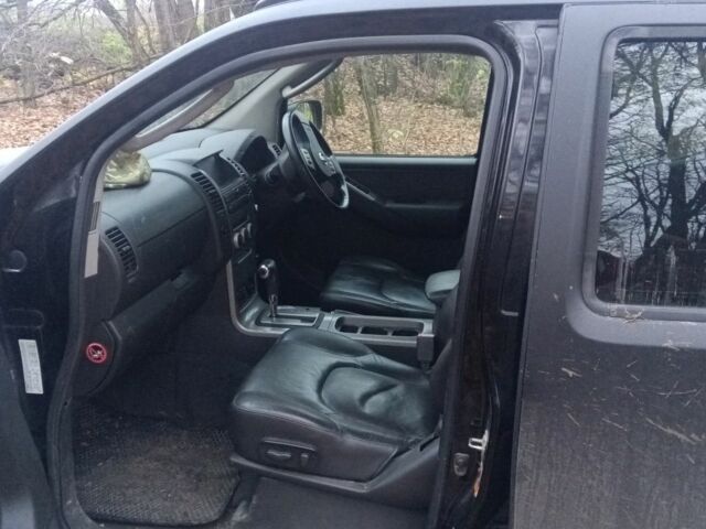 Черный Ниссан Навара, объемом двигателя 2.5 л и пробегом 200 тыс. км за 6000 $, фото 6 на Automoto.ua