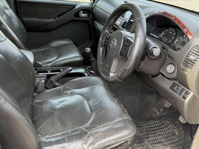 Черный Ниссан Навара, объемом двигателя 2.5 л и пробегом 233 тыс. км за 4500 $, фото 7 на Automoto.ua