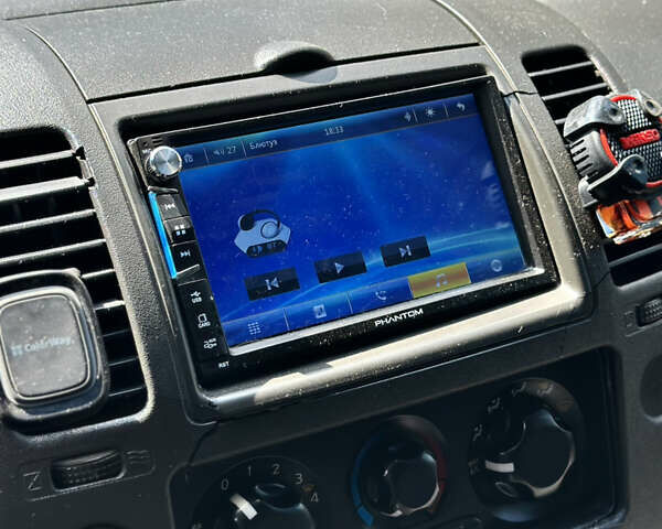 Черный Ниссан Навара, объемом двигателя 2.49 л и пробегом 300 тыс. км за 7237 $, фото 5 на Automoto.ua