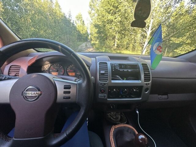 Черный Ниссан Навара, объемом двигателя 2.5 л и пробегом 270 тыс. км за 7500 $, фото 1 на Automoto.ua
