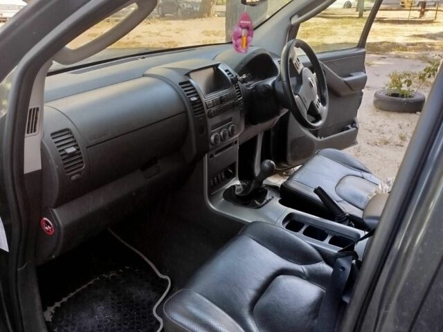 Черный Ниссан Навара, объемом двигателя 2.5 л и пробегом 125 тыс. км за 5100 $, фото 5 на Automoto.ua