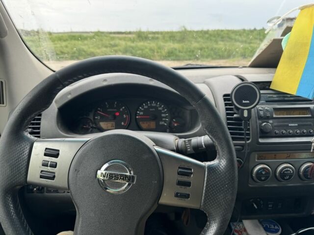Чорний Ніссан Навара, об'ємом двигуна 2.5 л та пробігом 292 тис. км за 9500 $, фото 2 на Automoto.ua
