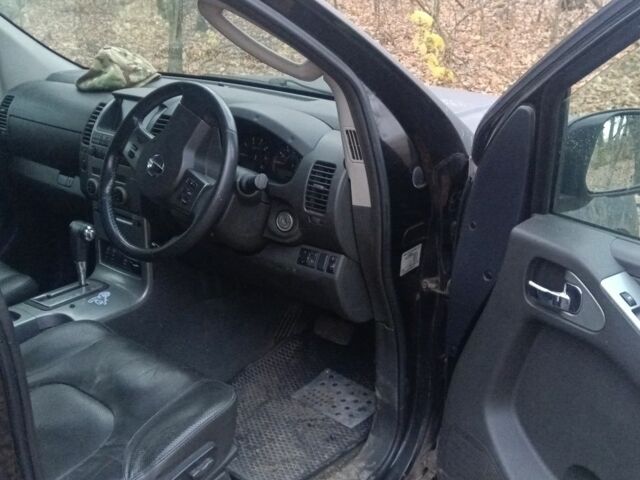 Черный Ниссан Навара, объемом двигателя 2.5 л и пробегом 200 тыс. км за 6000 $, фото 5 на Automoto.ua