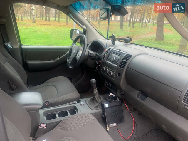 Черный Ниссан Навара, объемом двигателя 2.5 л и пробегом 260 тыс. км за 9500 $, фото 5 на Automoto.ua