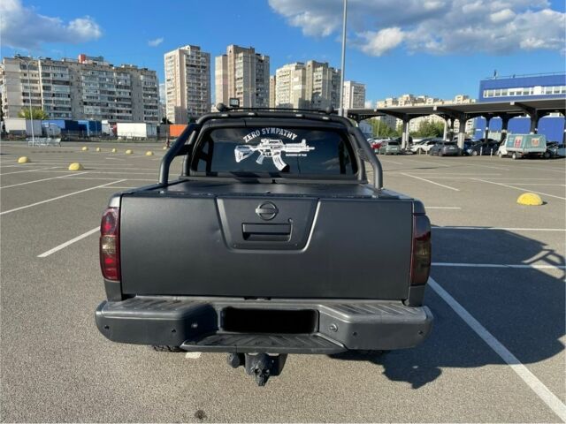 Черный Ниссан Навара, объемом двигателя 2.5 л и пробегом 270 тыс. км за 17200 $, фото 2 на Automoto.ua