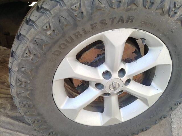 Черный Ниссан Навара, объемом двигателя 2.5 л и пробегом 125 тыс. км за 5100 $, фото 9 на Automoto.ua