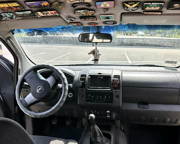 Черный Ниссан Навара, объемом двигателя 2.49 л и пробегом 300 тыс. км за 7237 $, фото 4 на Automoto.ua