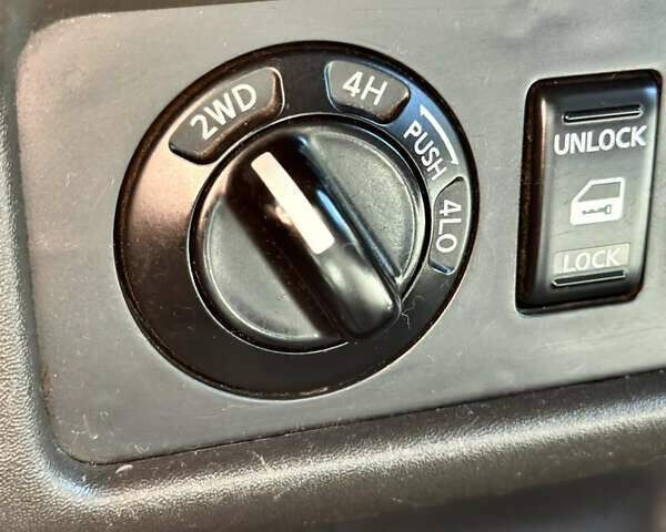 Черный Ниссан Навара, объемом двигателя 2.49 л и пробегом 300 тыс. км за 7237 $, фото 8 на Automoto.ua