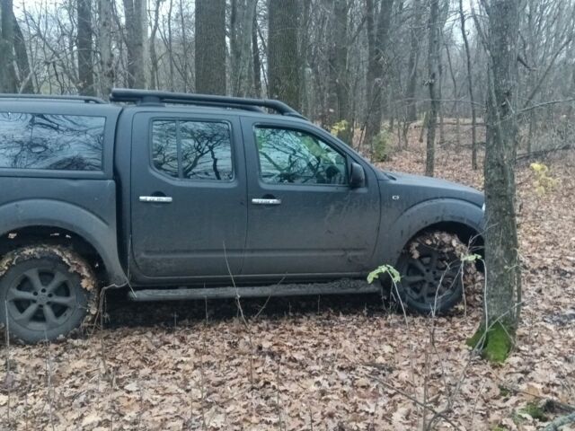 Черный Ниссан Навара, объемом двигателя 2.5 л и пробегом 200 тыс. км за 6000 $, фото 3 на Automoto.ua