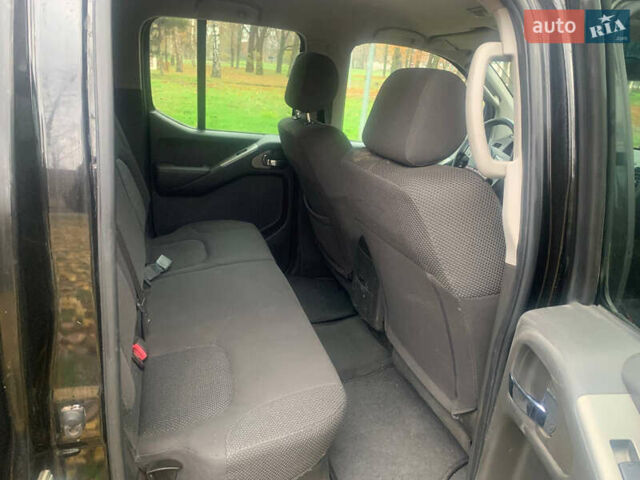 Черный Ниссан Навара, объемом двигателя 2.5 л и пробегом 260 тыс. км за 9500 $, фото 6 на Automoto.ua