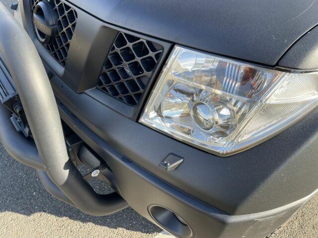 Черный Ниссан Навара, объемом двигателя 2.5 л и пробегом 270 тыс. км за 17200 $, фото 5 на Automoto.ua