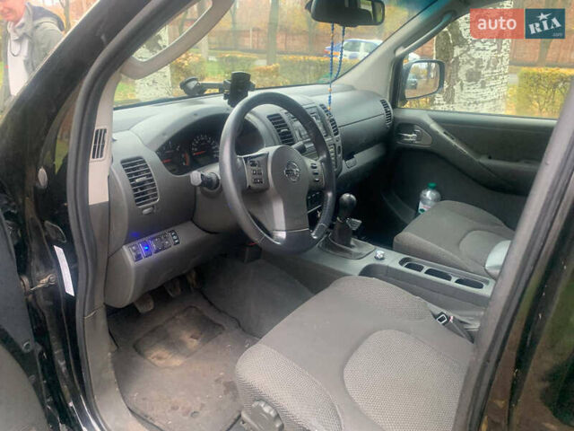 Черный Ниссан Навара, объемом двигателя 2.5 л и пробегом 260 тыс. км за 9500 $, фото 4 на Automoto.ua